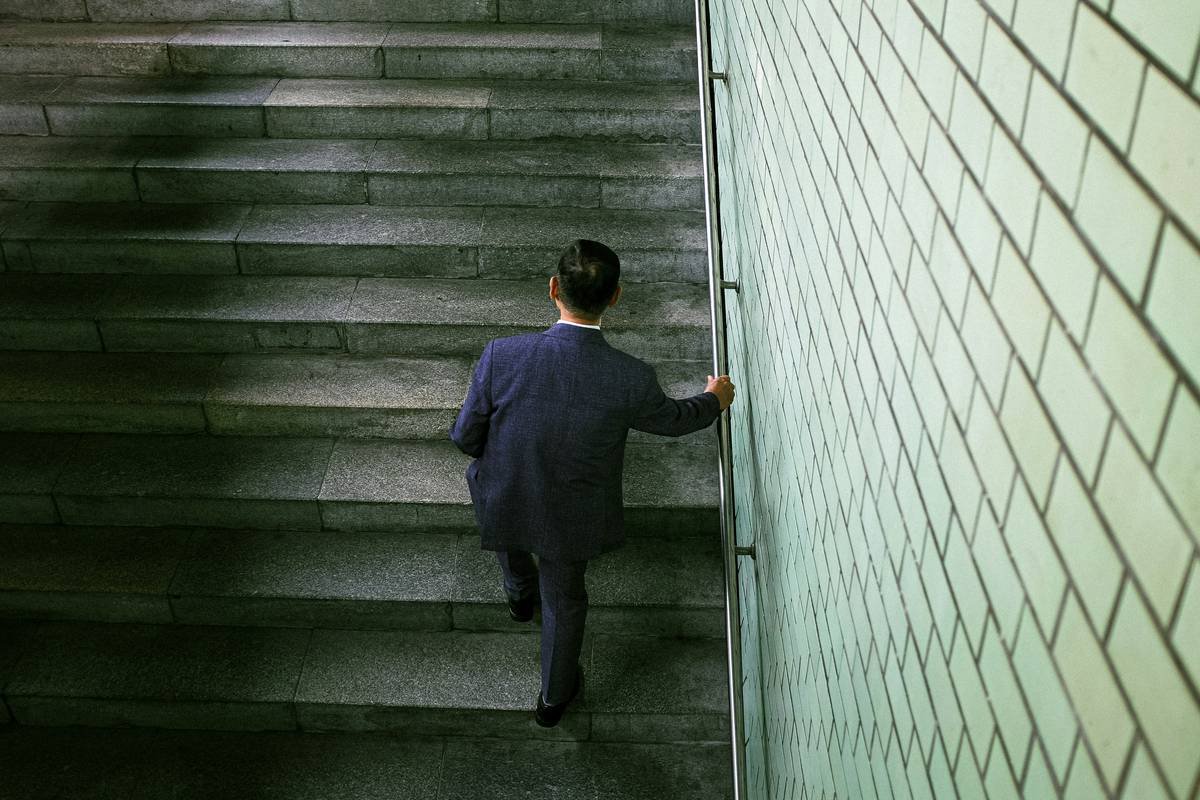 Flowchart illustrating steps to select convention insurance: assess needs, compare quotes, finalize policy.