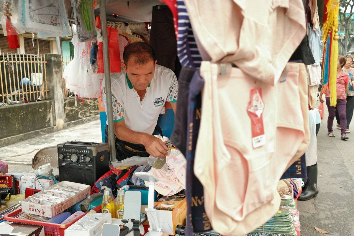 Flowchart illustrating the step-by-step process of getting convention vendor coverage insurance.